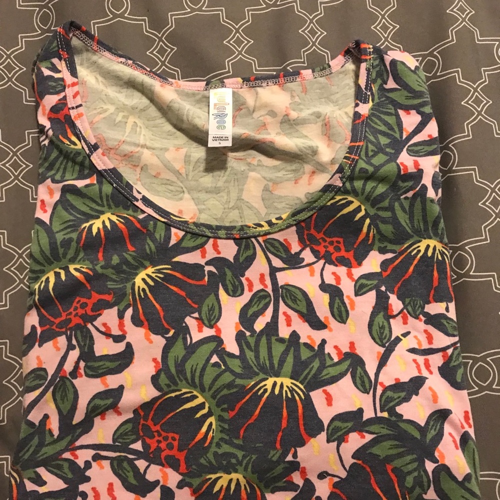 LuLaRoe soft classic tee sz M